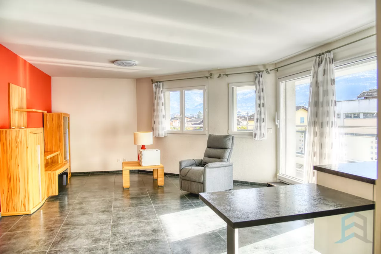 EXCLUSIF Appartement de 2 ½ pièces avec grande terrasse au 1er étage