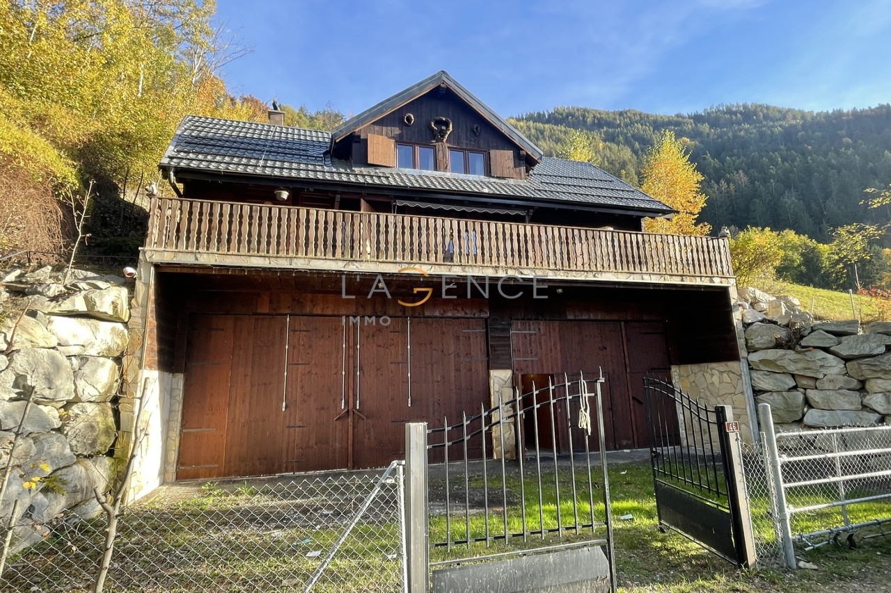 Chalet de caractère avec grand garage et atelier !