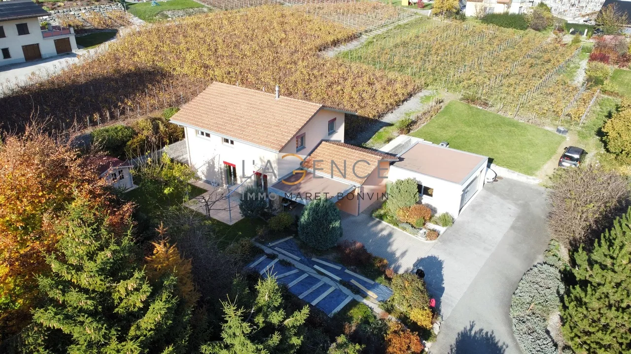 SPACIEUSE ET LUMINEUSE VILLA DE 6,5 PCES AVEC 1013 M2 DE TERRAIN