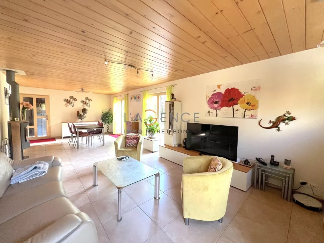 SPACIEUSE ET LUMINEUSE VILLA DE 6,5 PCES AVEC 1013 M2 DE TERRAIN