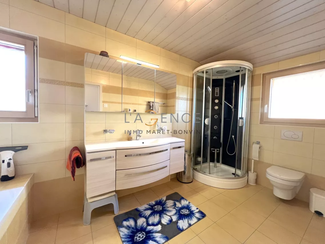 SPACIEUSE ET LUMINEUSE VILLA DE 6,5 PCES AVEC 1013 M2 DE TERRAIN