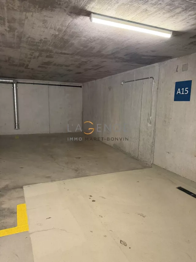 Grande place de parc à Sion - Parking souterrain moderne