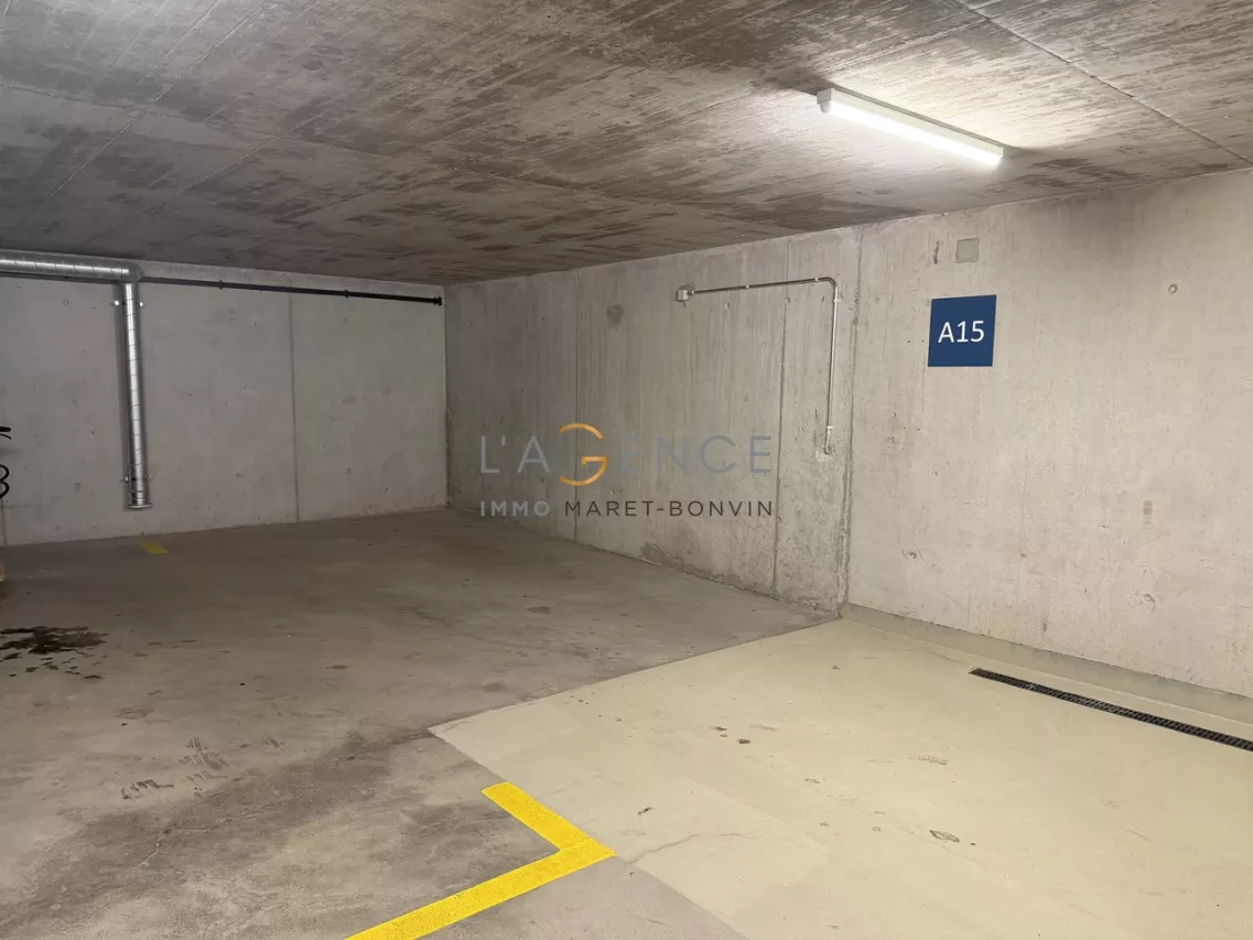 Grande place de parc à Sion - Parking souterrain moderne