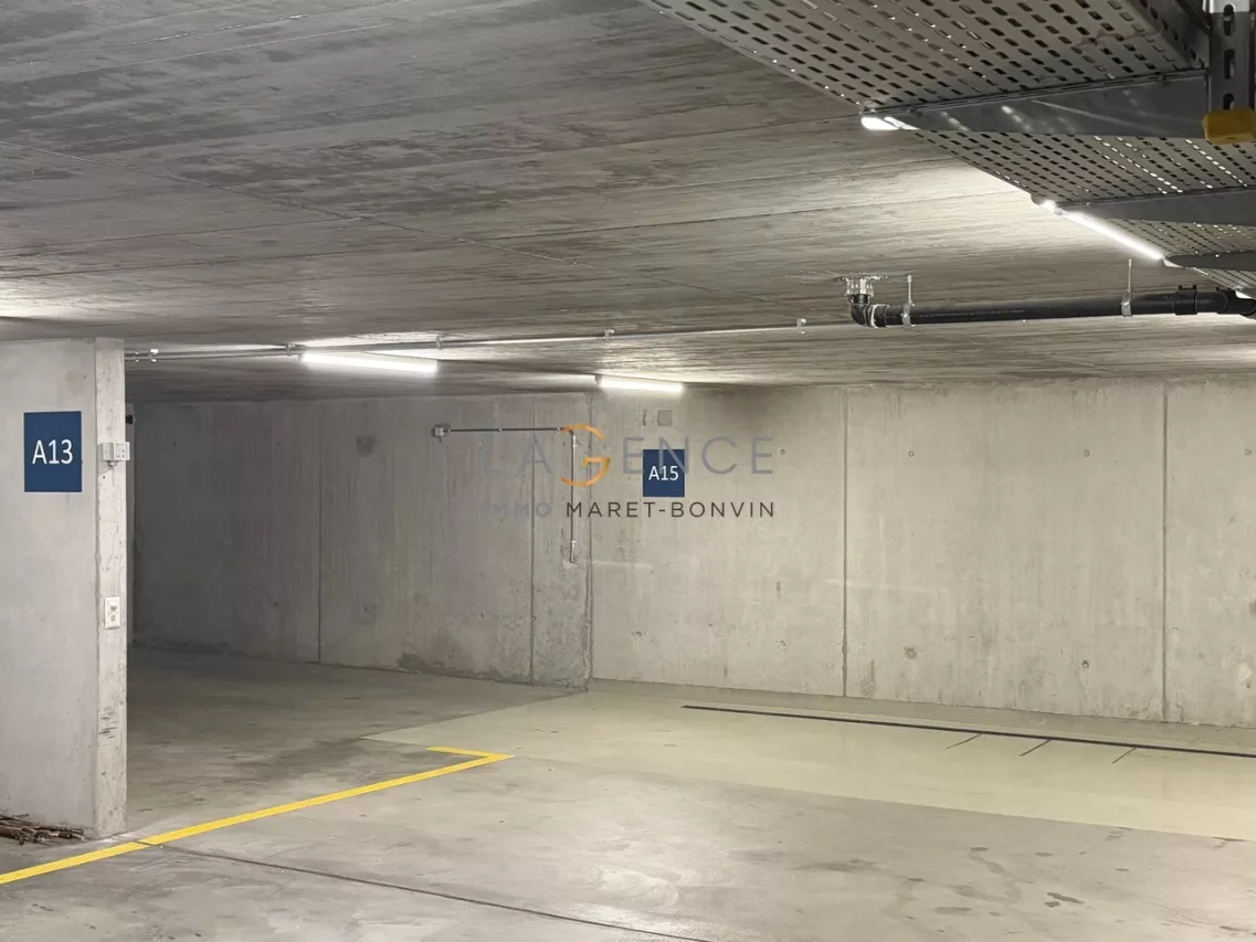 Grande place de parc à Sion - Parking souterrain moderne