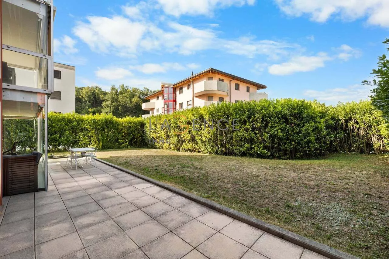 APPARTEMENT DE 3,5 PCES AVEC JARDIN D'HIVER ET PELOUSE DE 80M2