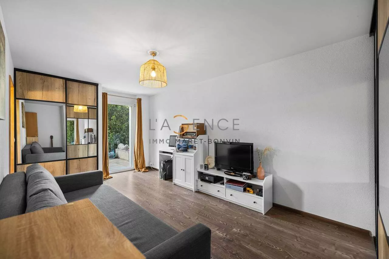 APPARTEMENT DE 3,5 PCES AVEC JARDIN D'HIVER ET PELOUSE DE 80M2