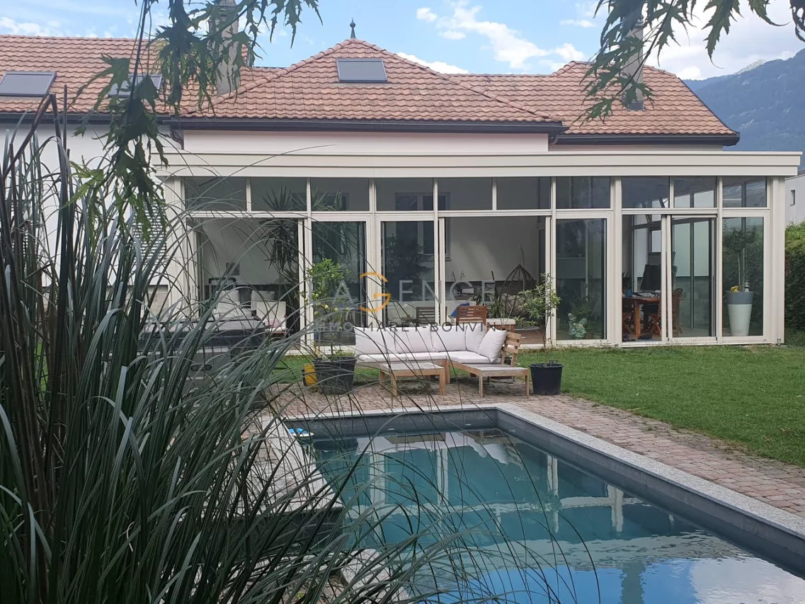 VILLA DE STANDING AVEC PISCINE