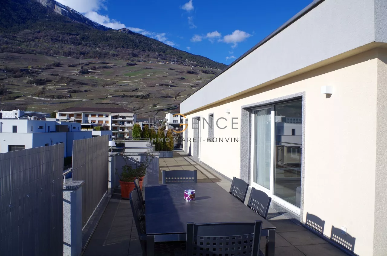 ATTIQUE DE 5,5 PCES AVEC TERRASSE A 360 DEGRES DE 130M2