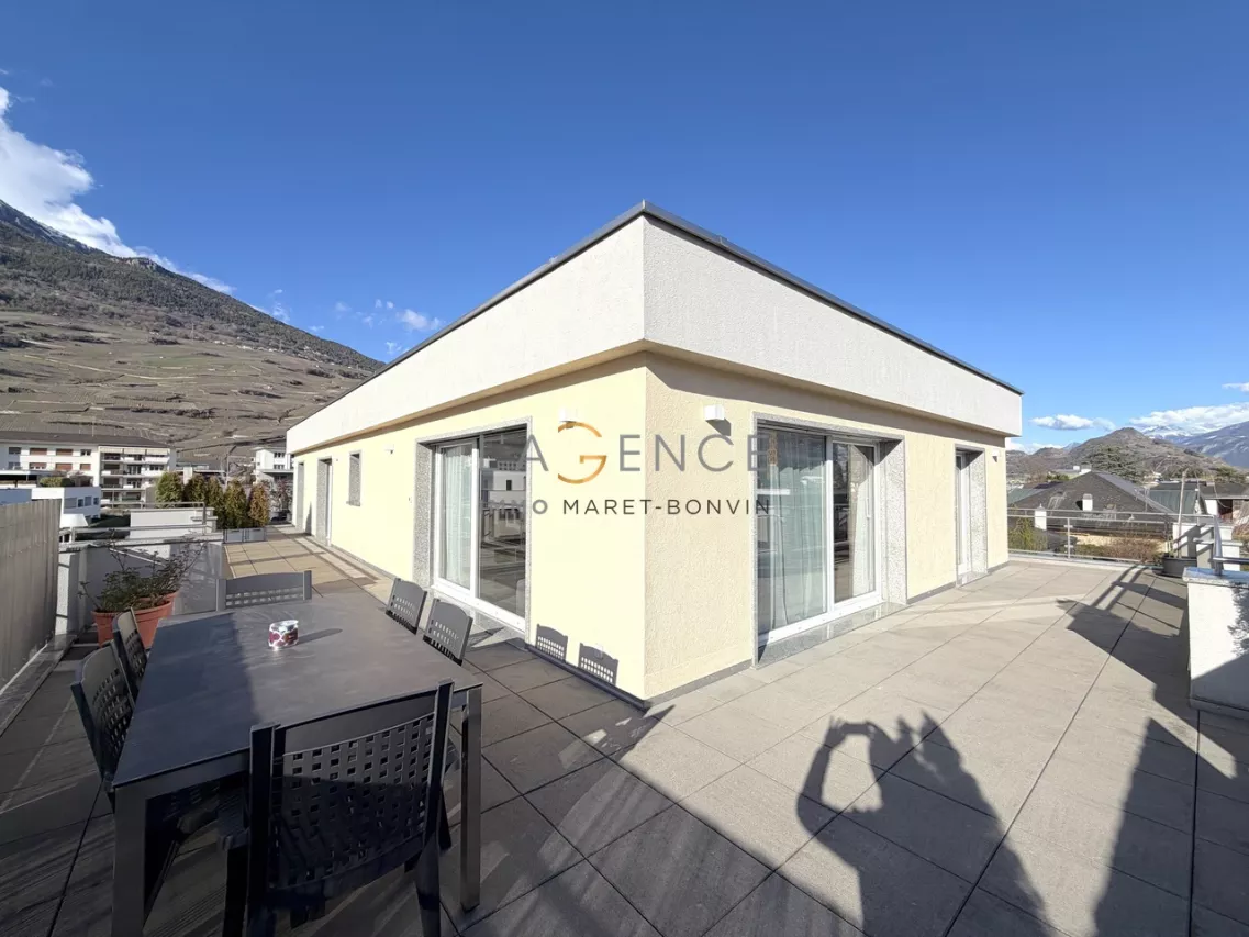 ATTIQUE DE 5,5 PCES AVEC TERRASSE A 360 DEGRES DE 130M2