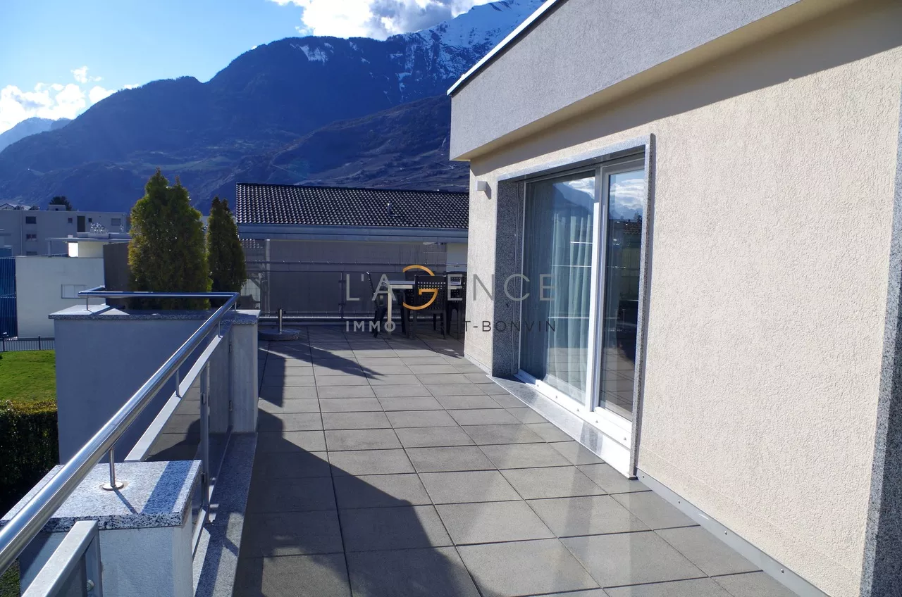 ATTIQUE DE 5,5 PCES AVEC TERRASSE A 360 DEGRES DE 130M2