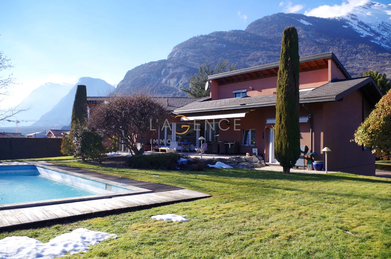 EXCLUSIF PROPRIETE DE 7,5 PIECES AVEC PISCINE SUR UN TERRAIN DE 2241M2