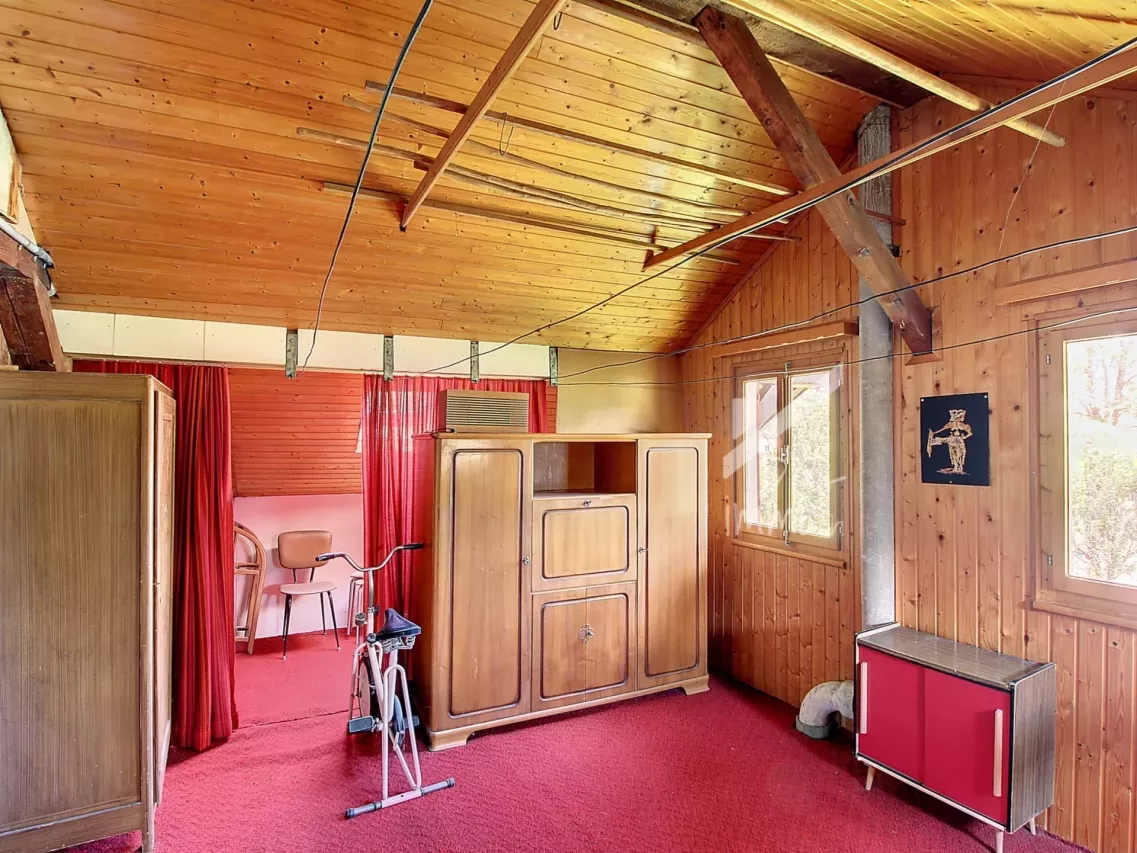 Emplacement recherché pour ce chalet à rénover, agrandissement possible