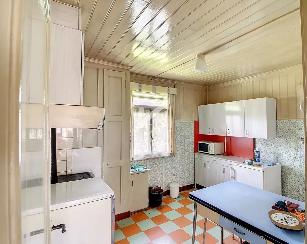 Emplacement recherché pour ce chalet à rénover, agrandissement possible