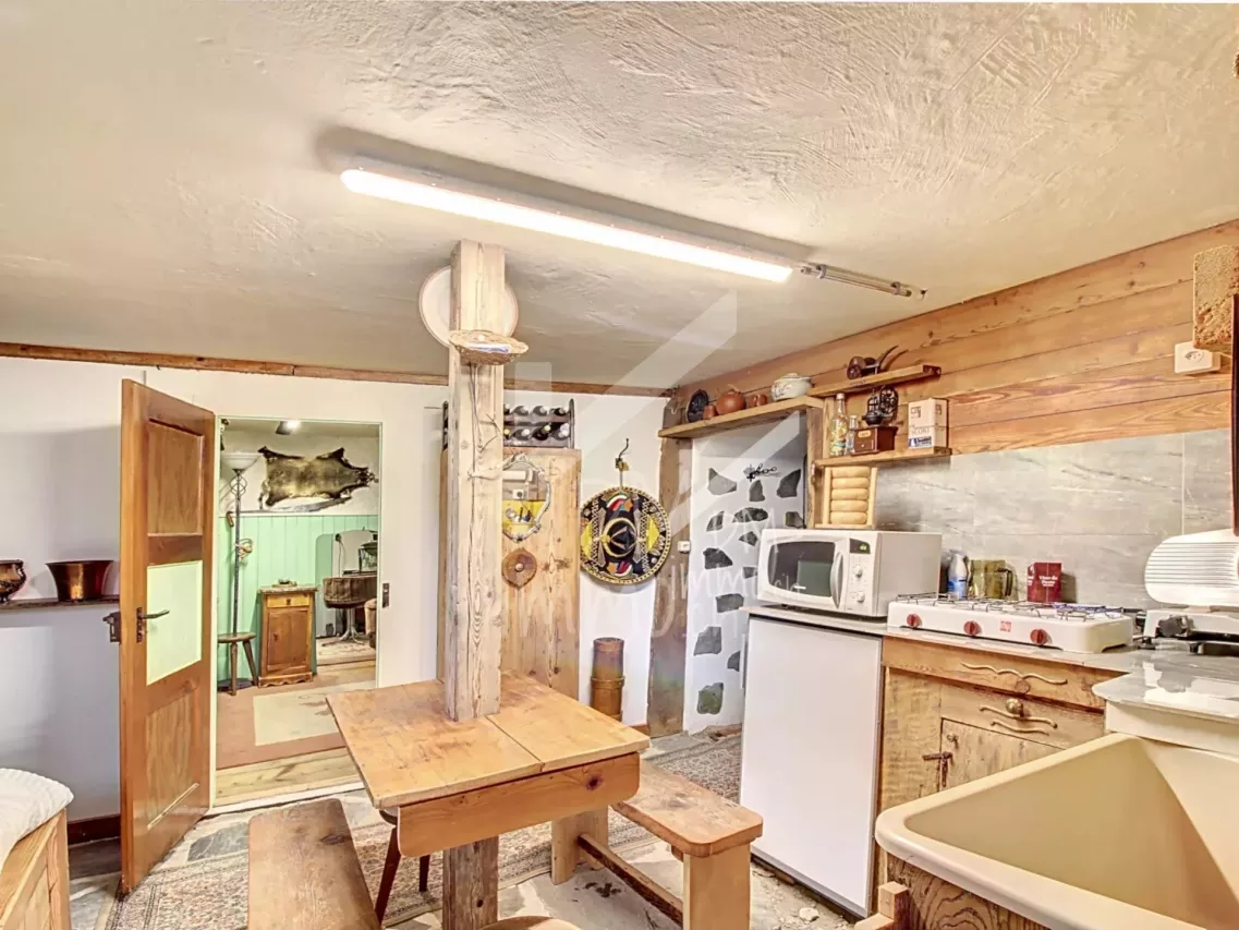 Maison de village rénovée + studio + petite grange à rénover