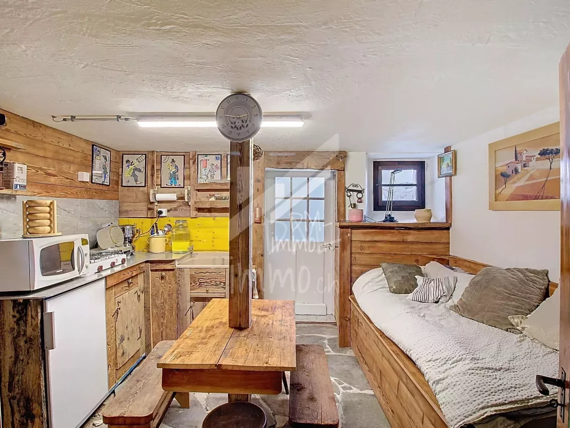 Maison de village rénovée + studio + petite grange à rénover