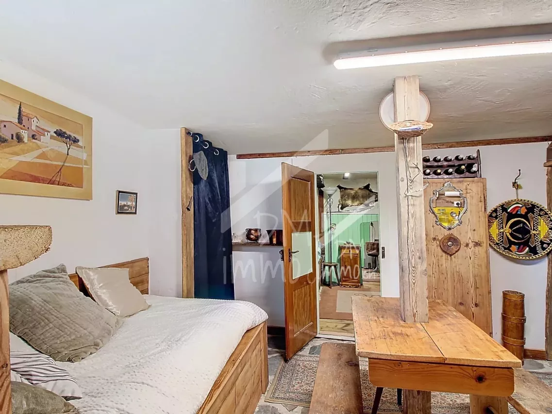 Maison de village rénovée + studio + petite grange à rénover