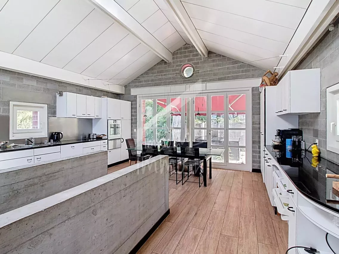 Villa d'architecte de 200 m2, superbe vue lac