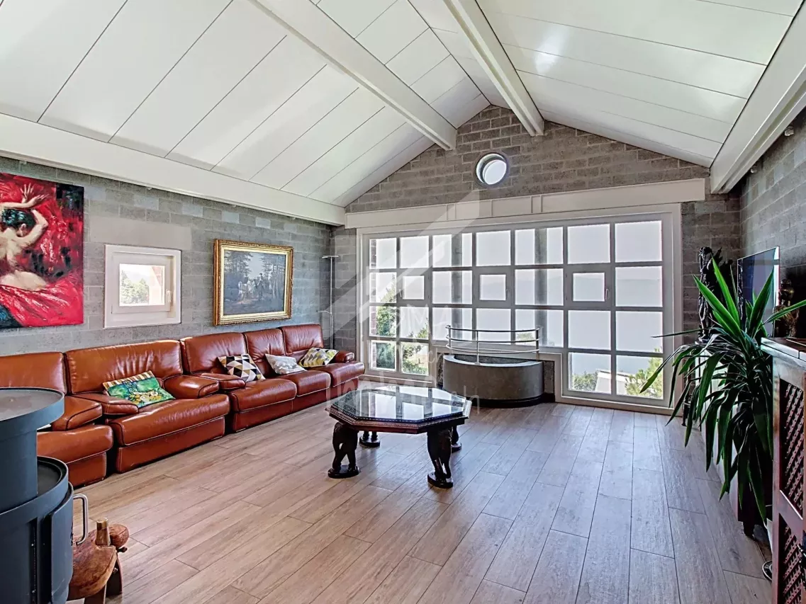 Villa d'architecte de 200 m2, superbe vue lac