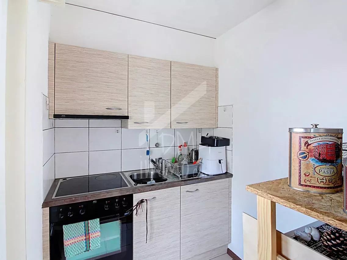 Studio rénové et loué, véranda, proche centre Saxon