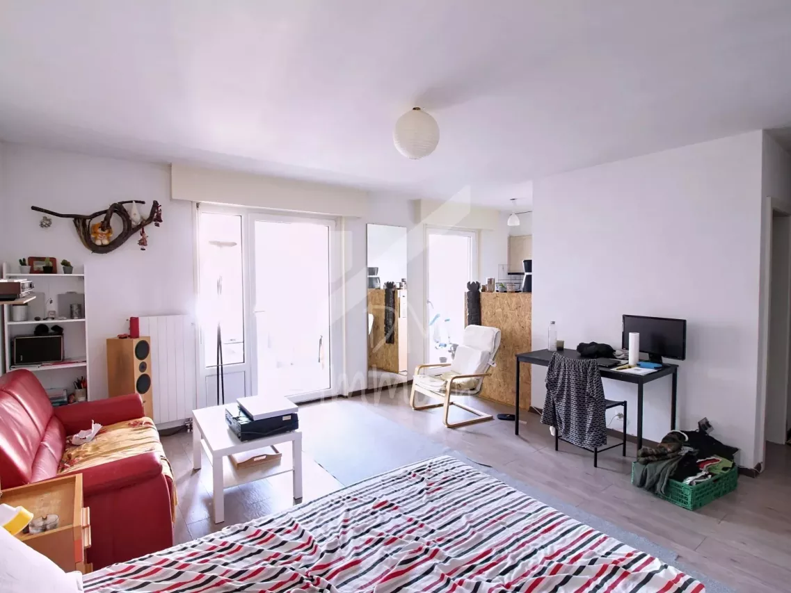 Studio rénové et loué, véranda, proche centre Saxon