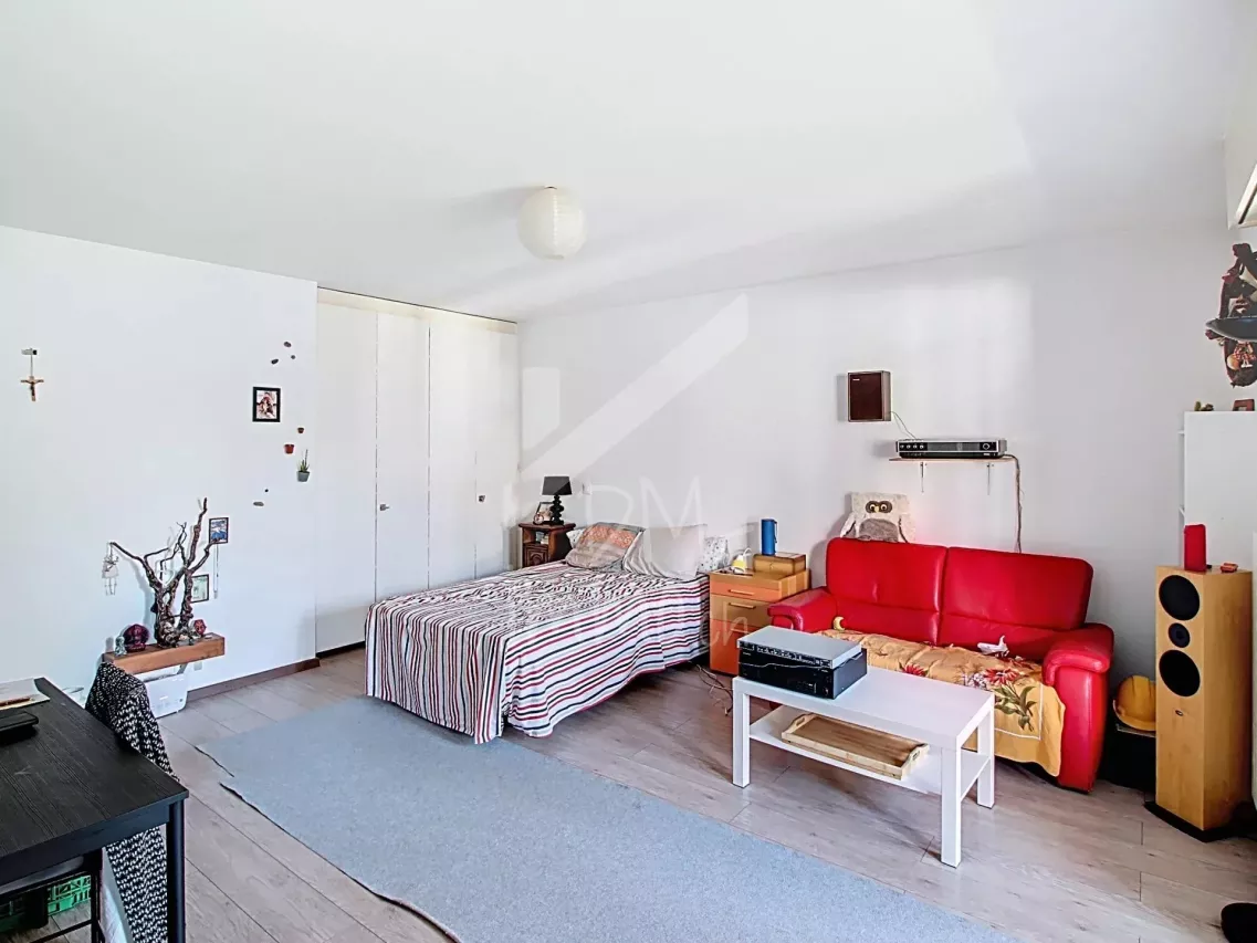 Studio rénové et loué, véranda, proche centre Saxon