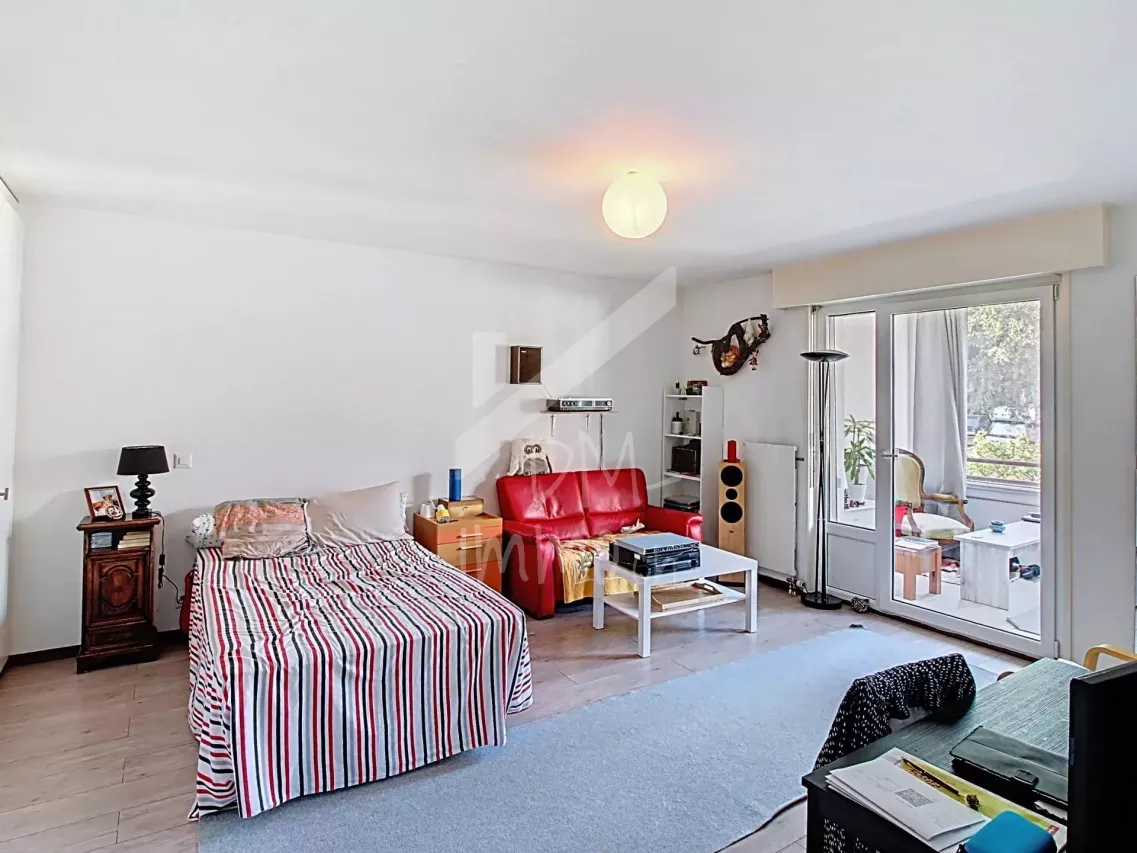 Studio rénové et loué, véranda, proche centre Saxon