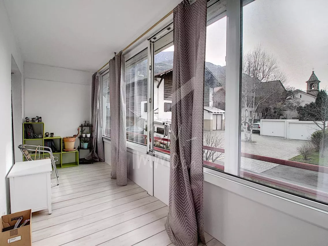 Studio rénové et loué, véranda, proche centre Saxon