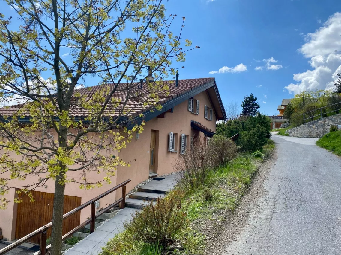 Maison familiale de 6.5 pces avec studio indépendant de 26 m2 à Randogne