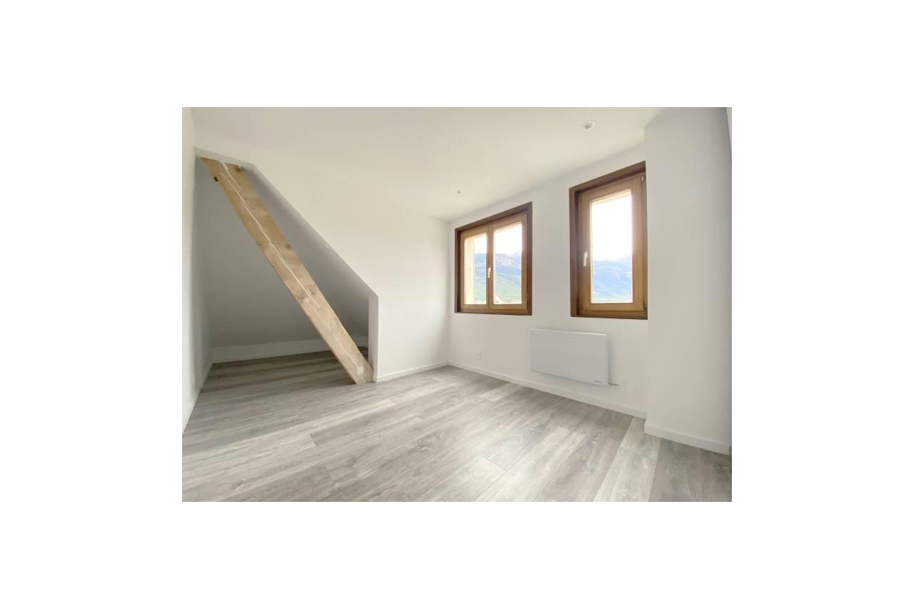 Magnifique attique-loft rénové en centre-ville de Sierre