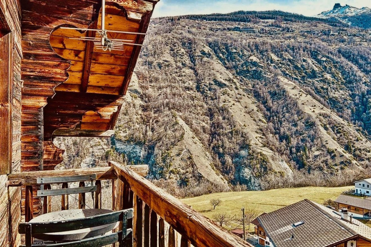 Votre petit nid d'amour meublé avec vue panoramique sur les Alpes