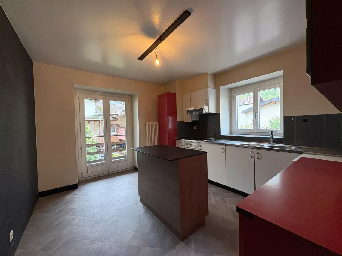 maison familiale de deux appartements avec garages et jardin