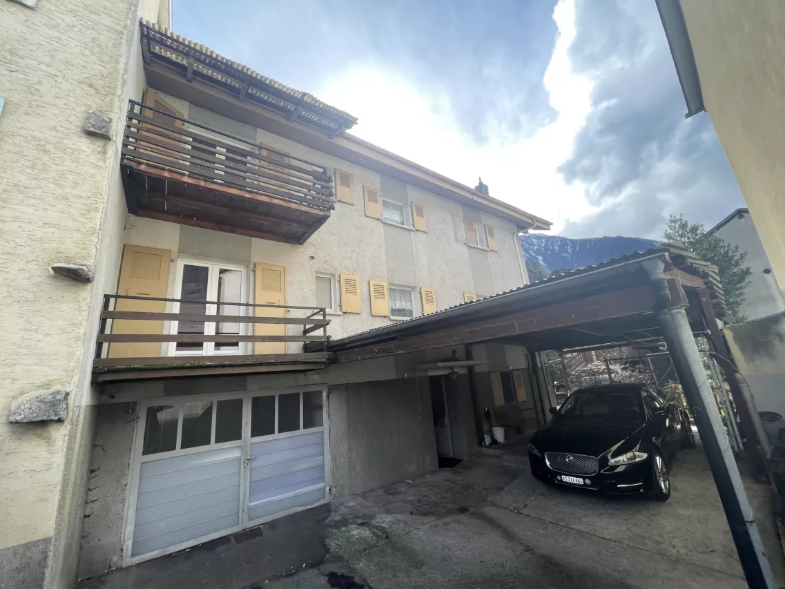 maison familiale de deux appartements avec garages et jardin