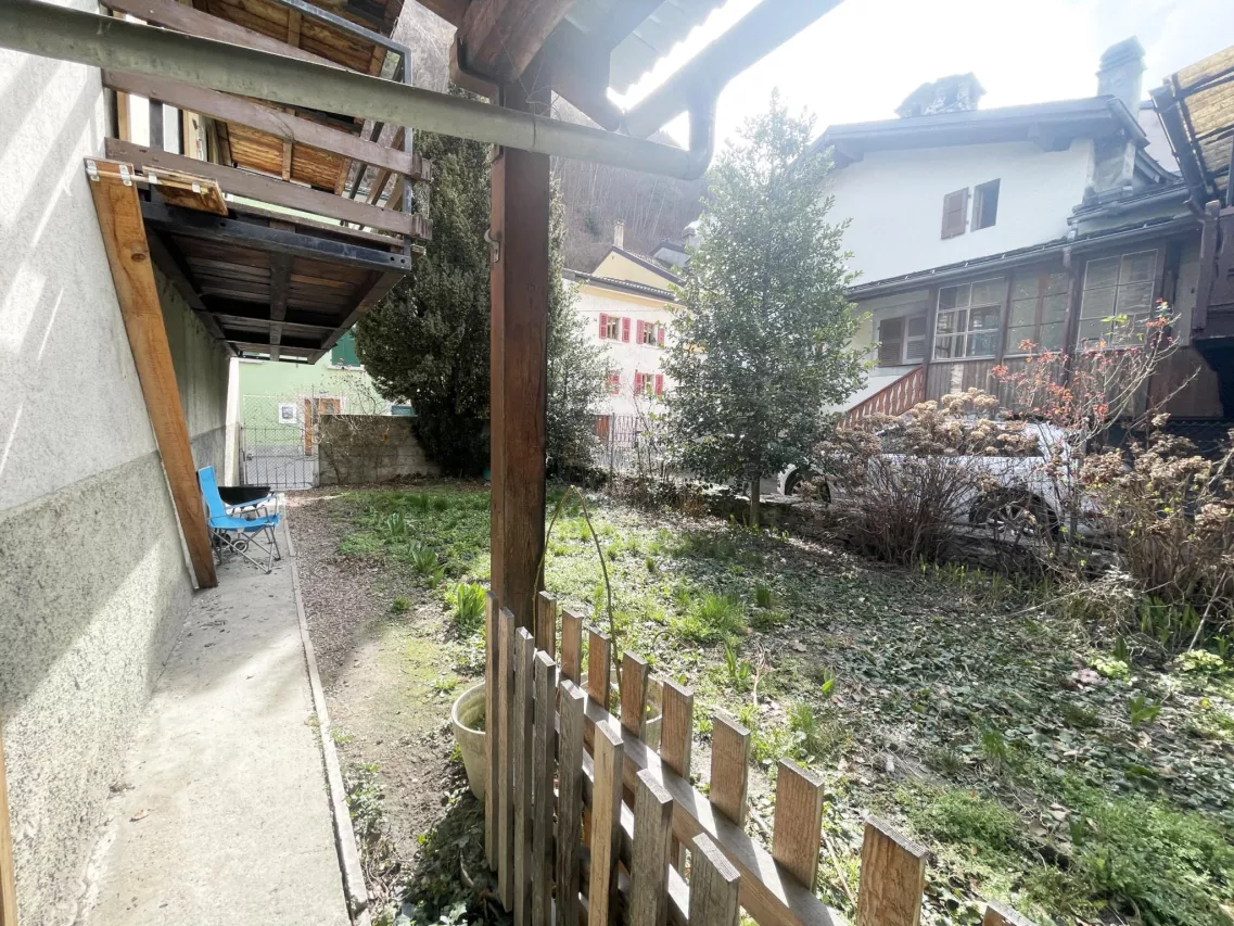 maison familiale de deux appartements avec garages et jardin