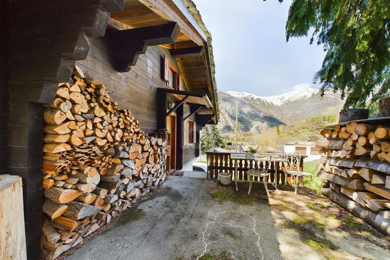 IN DEN ALPEN MIT WUNDERSCHÖNER BERGSICHT