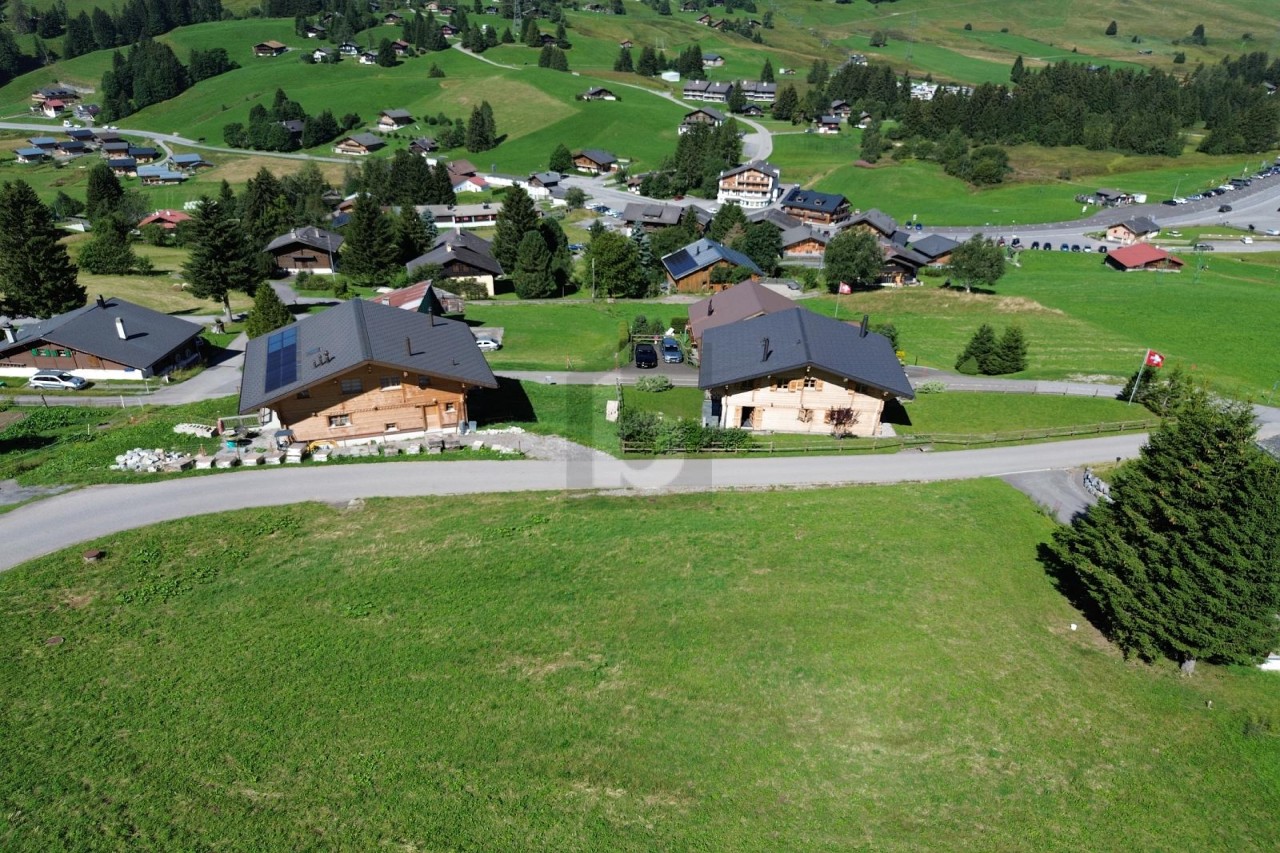 MAGNIFIQUE TERRAIN AVEC PERMIS DE CONSTRUIRE