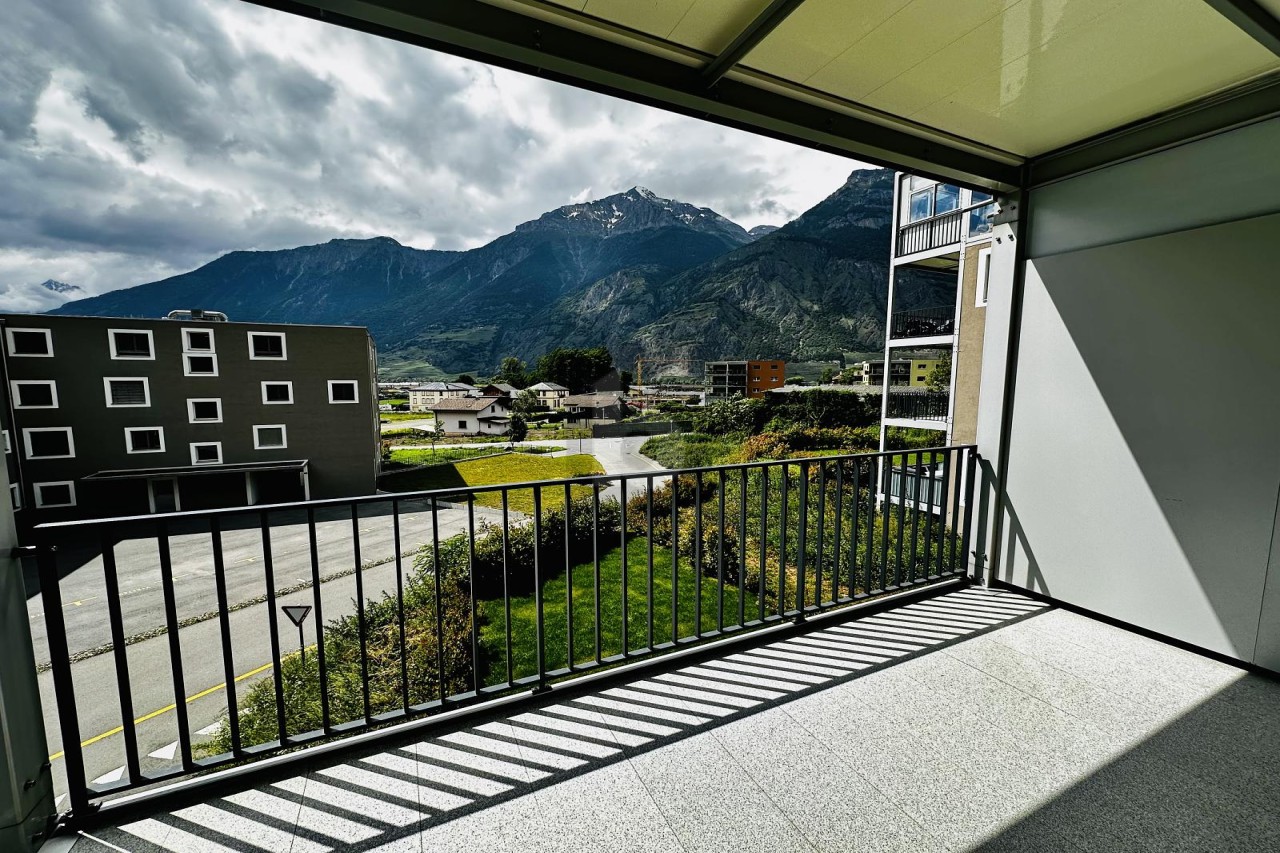 BALCON AVEC VUE, AGREABLE, MODERNE ET LUMINEUX