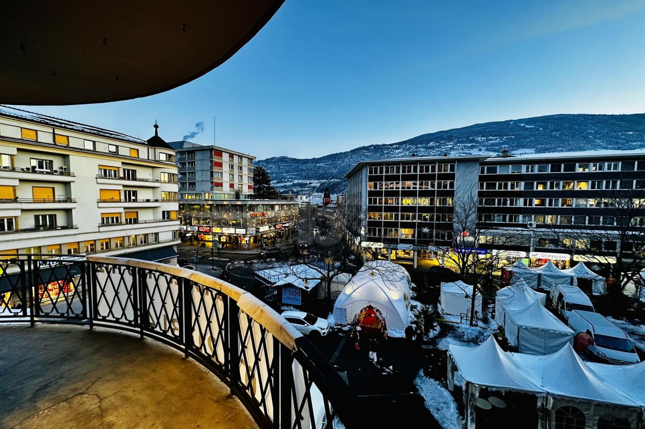 AU CENTRE-VILLE, AVEC SIX BUREAUX SÉPARÉS