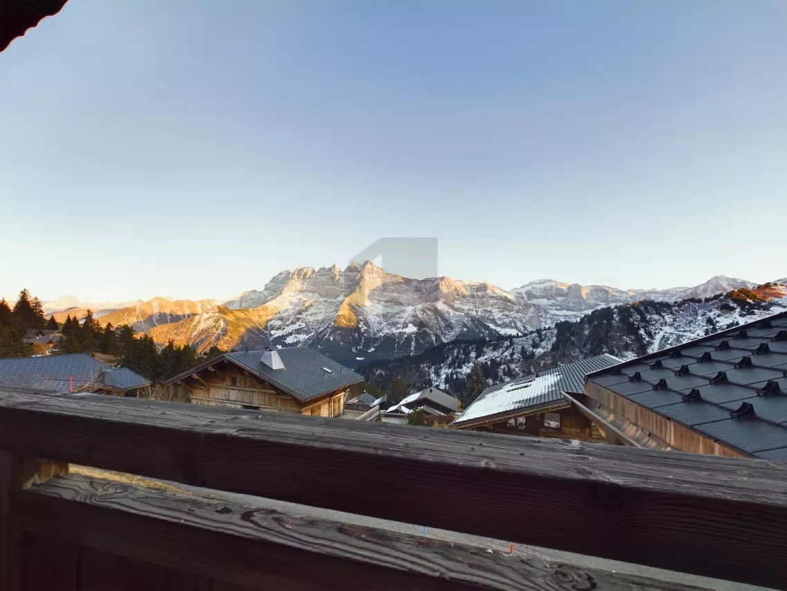 AVEC UNE VUE IMPRENABLE SUR LA DENT DU MIDI