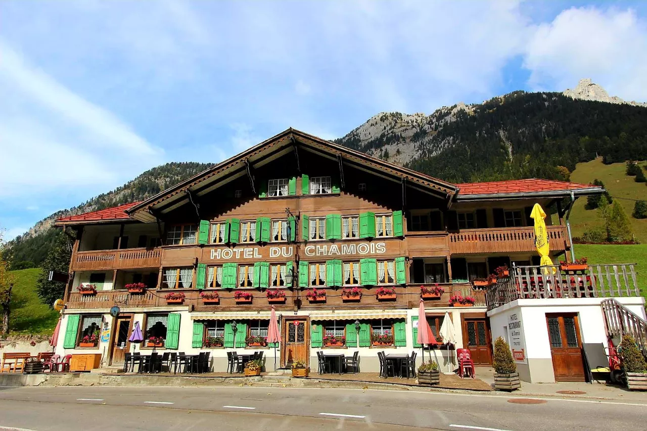 HÔTEL ET RESTAURANT A DEUX PAS DES PISTES