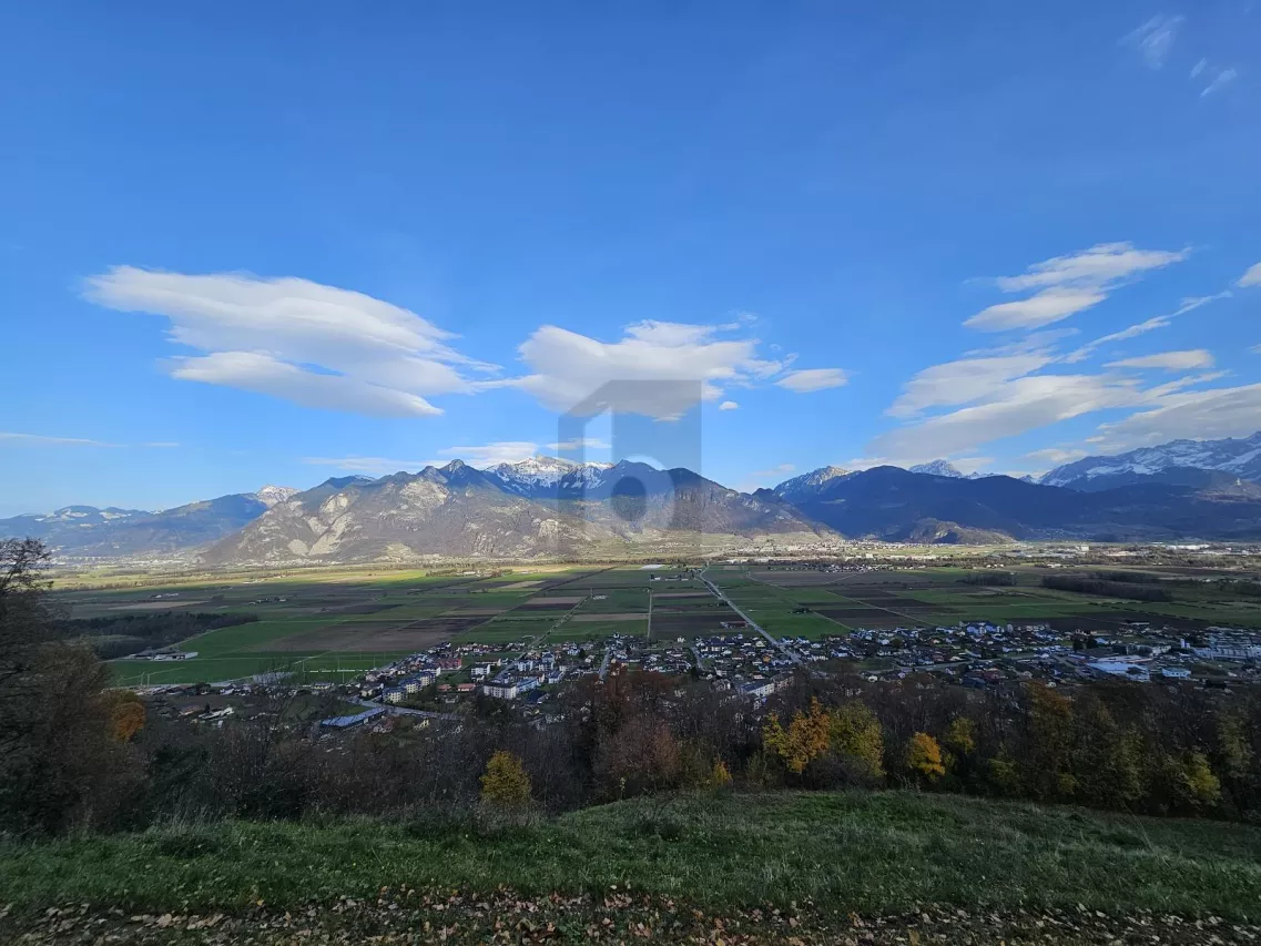 TRÈS ENSOLEILLÉ AVEC VUE SUR LES MONTAGNES