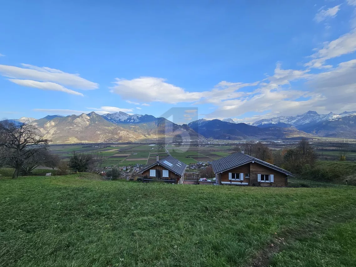 TRÈS ENSOLEILLÉ AVEC VUE SUR LES MONTAGNES