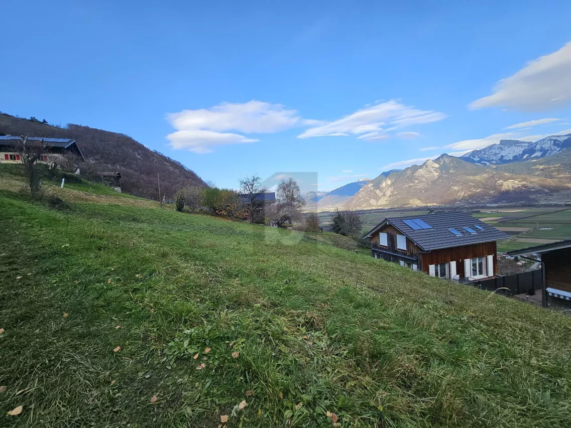 TRÈS ENSOLEILLÉ AVEC VUE SUR LES MONTAGNES