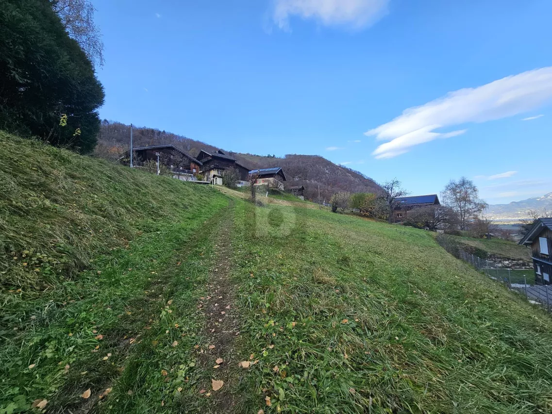 TRÈS ENSOLEILLÉ AVEC VUE SUR LES MONTAGNES