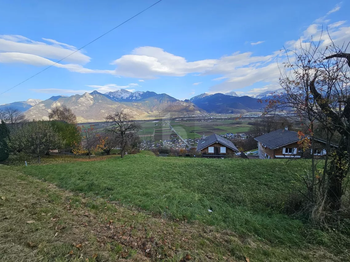 TRÈS ENSOLEILLÉ AVEC VUE SUR LES MONTAGNES