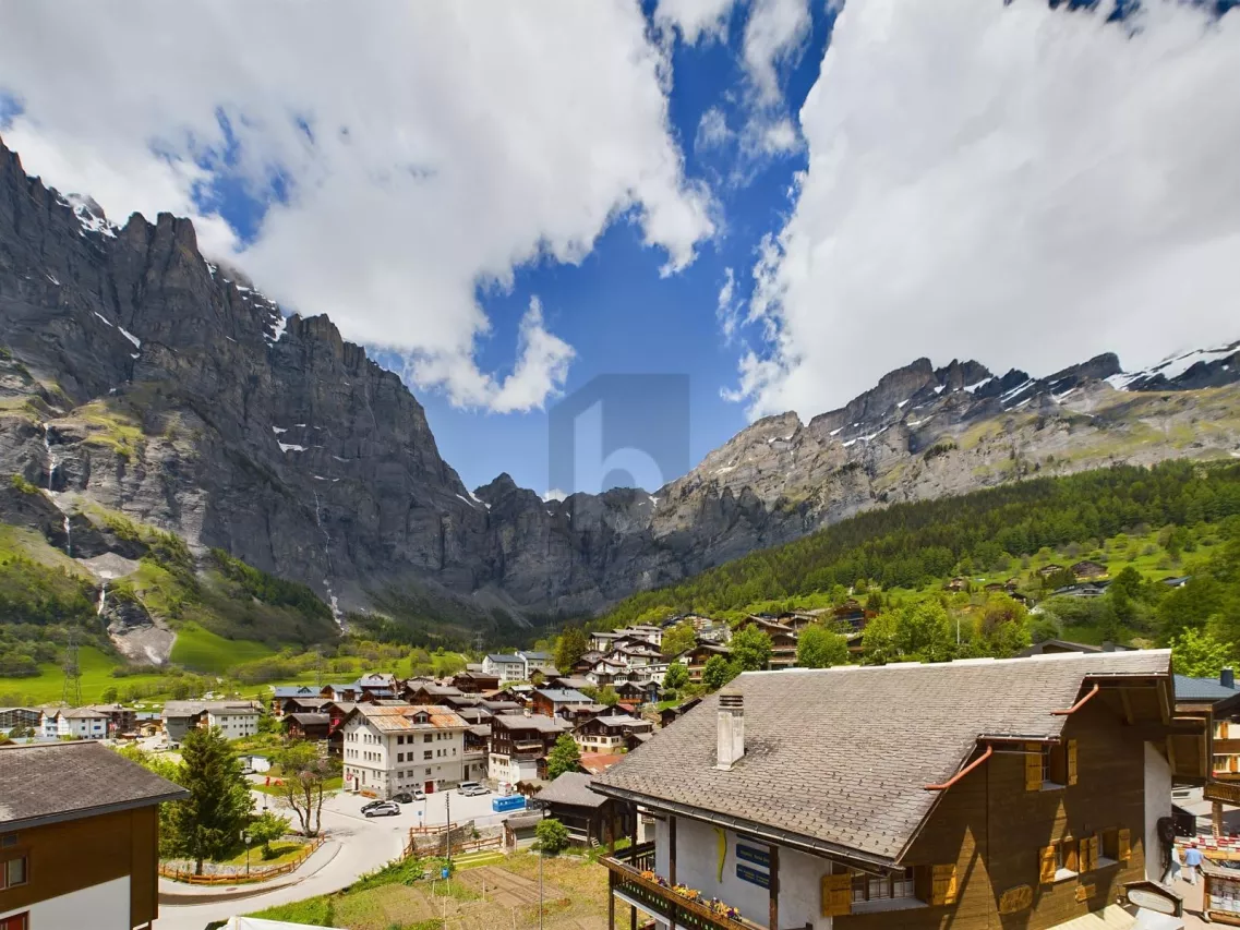 IM ZENTRUM MIT BLICK AUF DIE GEMMI