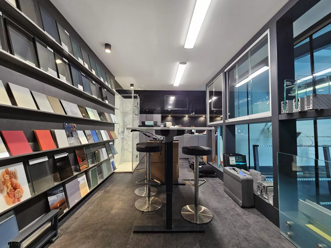 MODERNISÉE ET ÉQUIPÉE DE BUREAUX
