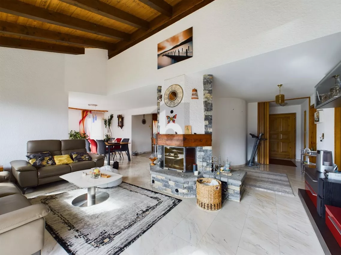 VILLA DE PRESTIGE AVEC PISCINE ET VUE SUR LA MONTAGNE