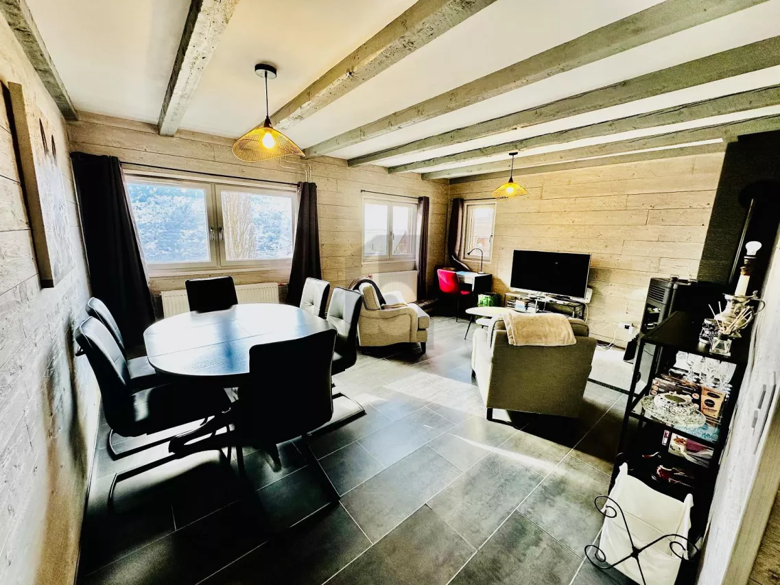 MODERNE ET BIEN SITUE, AVEC JOLIE VUE ET MEUBLÉ