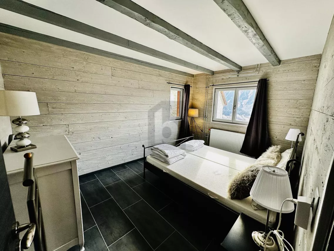 MODERNE ET BIEN SITUE, AVEC JOLIE VUE ET MEUBLÉ