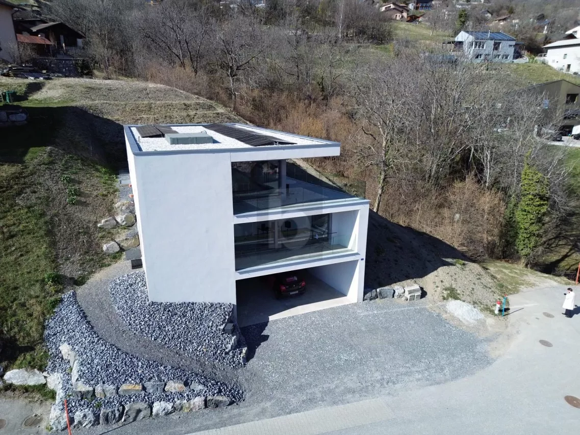 MAISON MODERNE AVEC ASCENSEUR ET PANORAMA